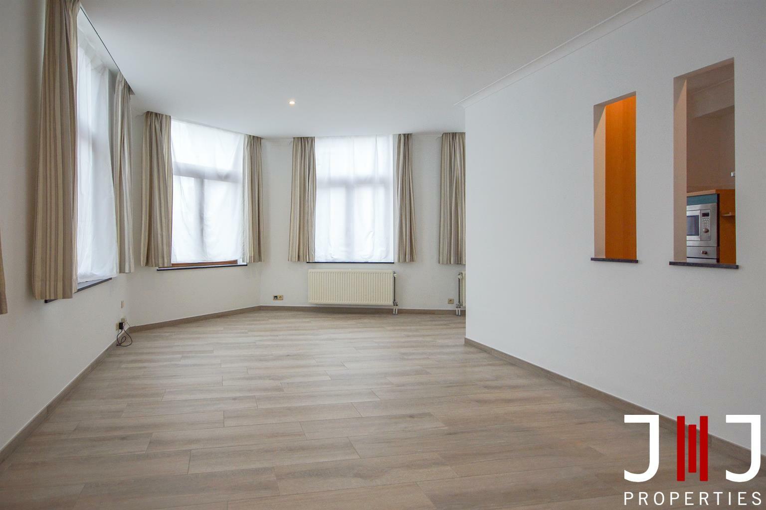 - MERODE - EEC -
Near Merode, many shops and with an easy access to public transportation, a pleasant apartment located on the second floor of a small building. The apartment being on a corner, it has a beautiful natural light.
It is composed as follows