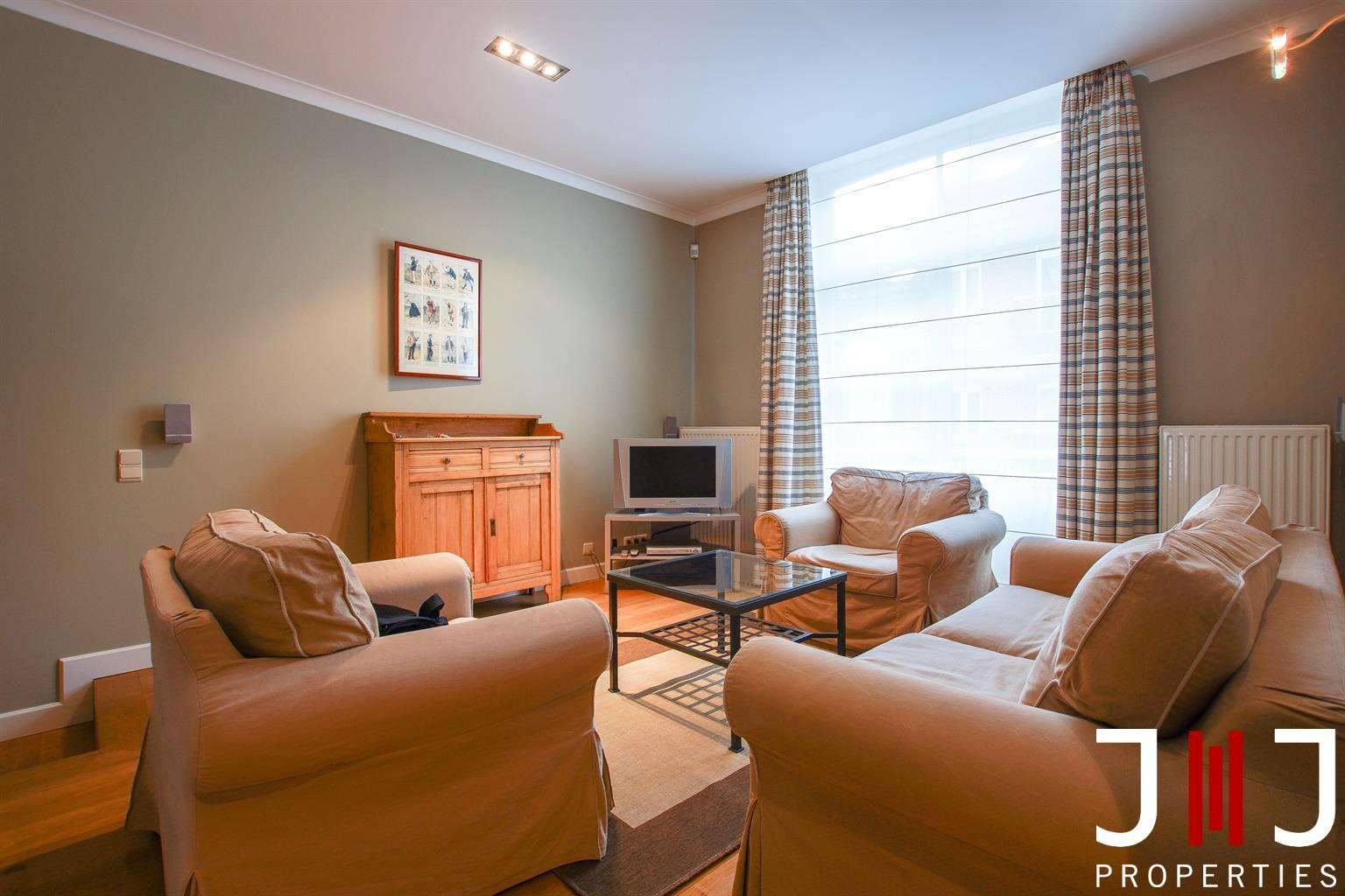 Ideally located near Merode and the CEE in a typical Brussels' house, luxurious furnished apartment entirely renovated.

It is composed as follows: a parental suite with an annexed bathroom and integrated cupboards, a small bedroom (or office), the living