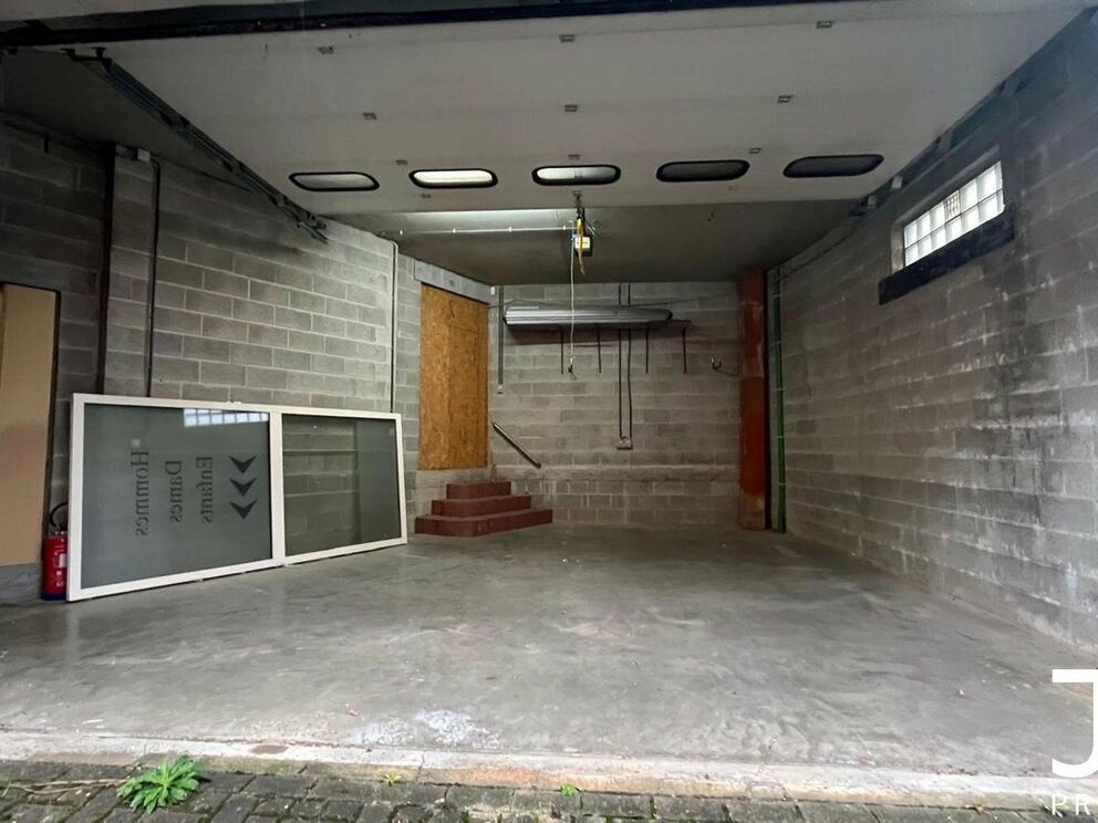 Closed garage for rent in Namur