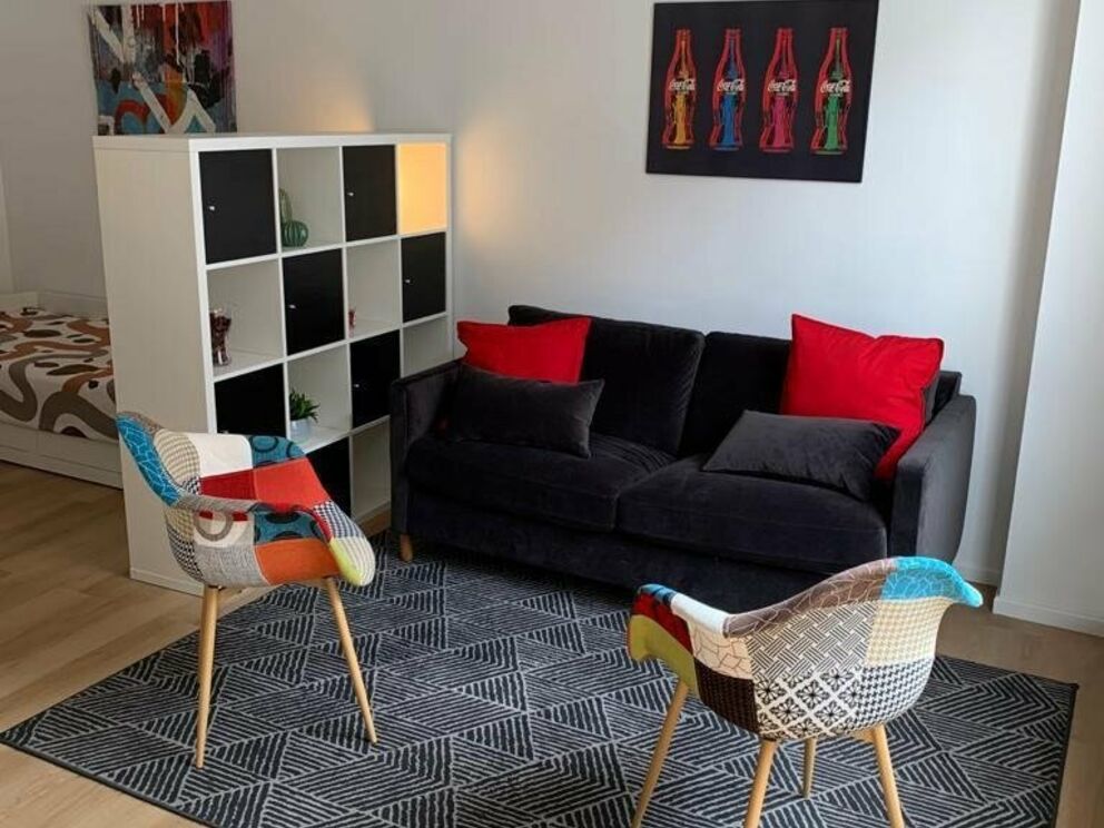Visite virtuelle du même studio (rénové) un étage au-dessus: https://my.matterport.com/show/?m=GhsYryFDFud
IDEAL POUR INVESTISSEMENT!
Situé en plein coeur du quartier du Châtelain, studio de 35m² meublé (vendu avec les meubles). Le même studio