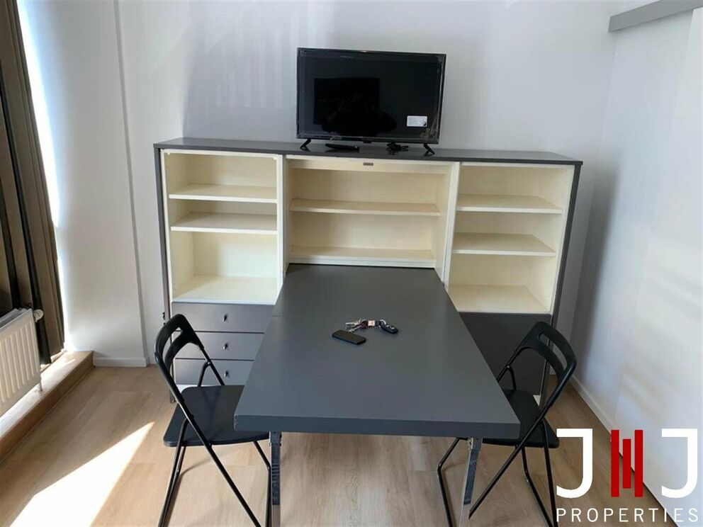 Visite virtuelle du même studio (rénové) un étage au-dessus: https://my.matterport.com/show/?m=GhsYryFDFud
IDEAL POUR INVESTISSEMENT!
Situé en plein coeur du quartier du Châtelain, studio de 35m² meublé (vendu avec les meubles). Le même studio