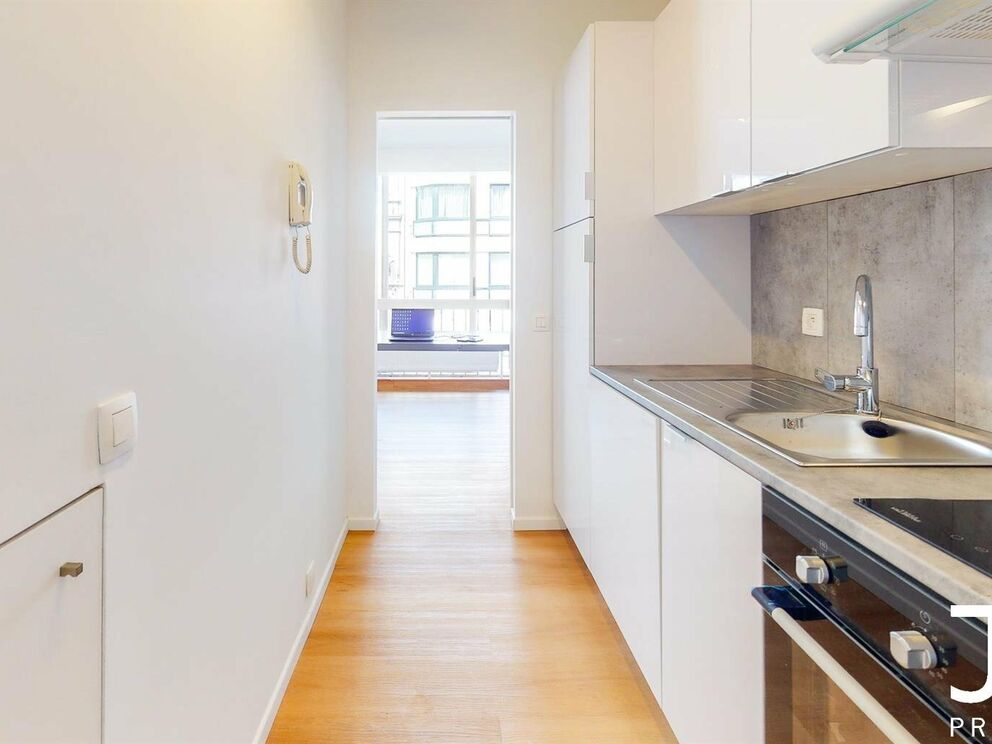 Visite virtuelle du même studio (rénové) un étage au-dessus: https://my.matterport.com/show/?m=GhsYryFDFud
IDEAL POUR INVESTISSEMENT!
Situé en plein coeur du quartier du Châtelain, studio de 35m² meublé (vendu avec les meubles). Le même studio