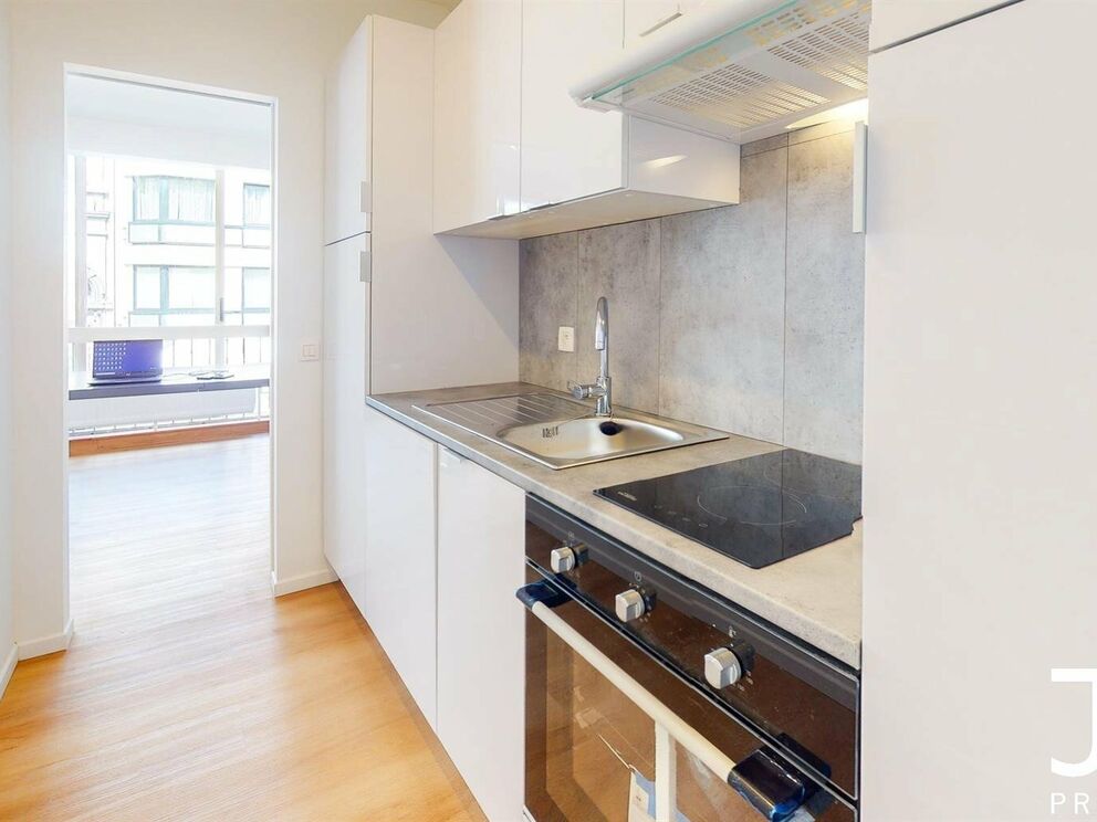 Visite virtuelle du même studio (rénové) un étage au-dessus: https://my.matterport.com/show/?m=GhsYryFDFud
IDEAL POUR INVESTISSEMENT!
Situé en plein coeur du quartier du Châtelain, studio de 35m² meublé (vendu avec les meubles). Le même studio