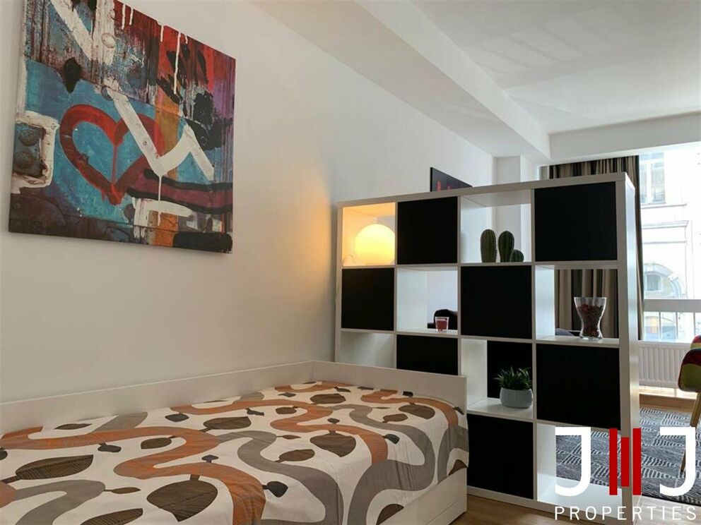 Visite virtuelle du même studio (rénové) un étage au-dessus: https://my.matterport.com/show/?m=GhsYryFDFud
IDEAL POUR INVESTISSEMENT!
Situé en plein coeur du quartier du Châtelain, studio de 35m² meublé (vendu avec les meubles). Le même studio