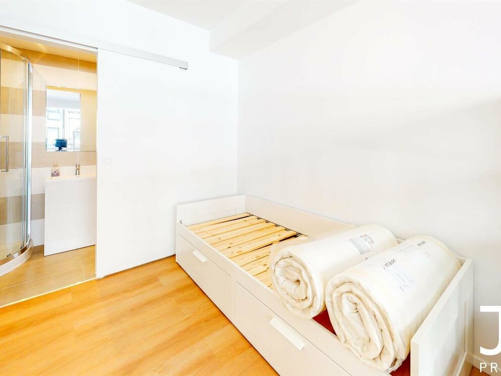 Visite virtuelle du même studio (rénové) un étage au-dessus: https://my.matterport.com/show/?m=GhsYryFDFud
IDEAL POUR INVESTISSEMENT!
Situé en plein coeur du quartier du Châtelain, studio de 35m² meublé (vendu avec les meubles). Le même studio