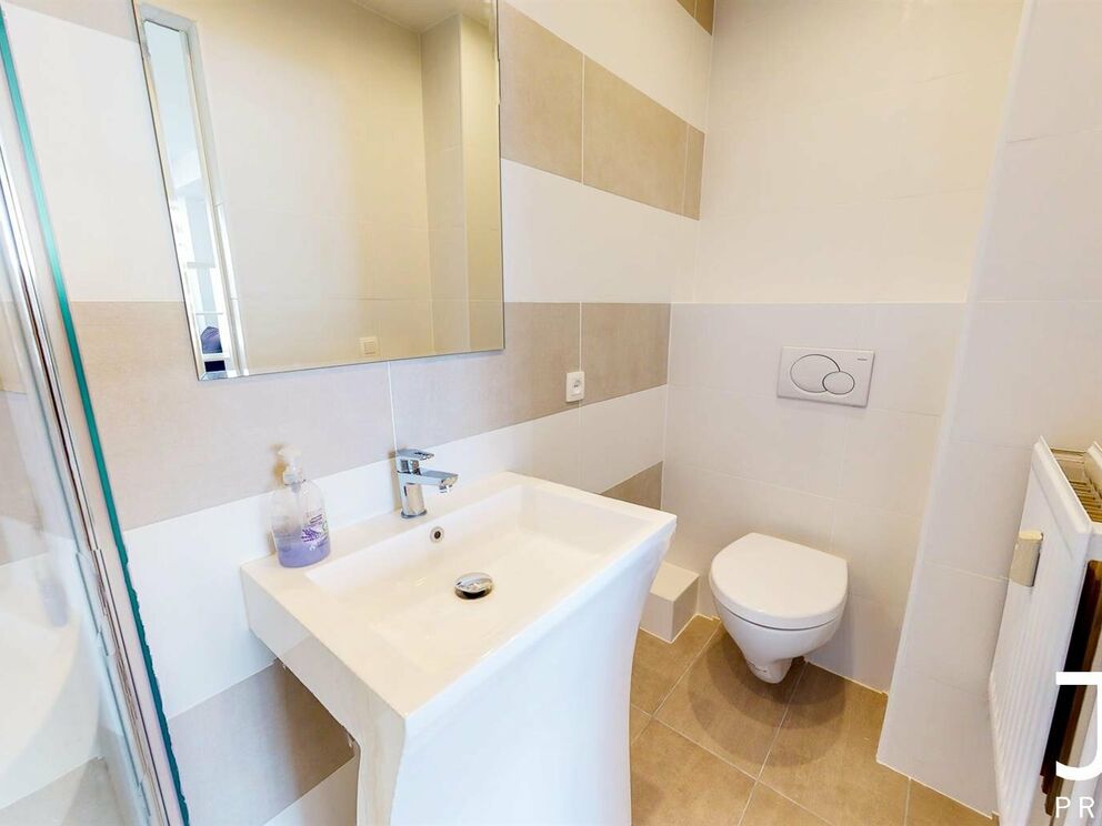 Visite virtuelle du même studio (rénové) un étage au-dessus: https://my.matterport.com/show/?m=GhsYryFDFud
IDEAL POUR INVESTISSEMENT!
Situé en plein coeur du quartier du Châtelain, studio de 35m² meublé (vendu avec les meubles). Le même studio