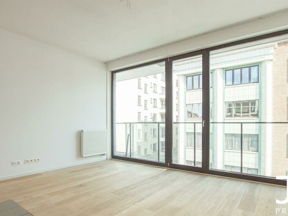 Princess Residence

Ideally located close to the Rue Neuve and the Place de la Monnaie, very nice project of 16 apartments in the city center consisting of units ranging from studio to 3 bedroom penthouse. Equipped with large windows, the apartments are v