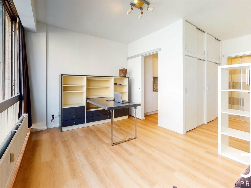 Virtual tour of the same studio (renovated) one floor above: https://my.matterport.com/show/?m=GhsYryFDFud
IDEAL FOR INVESTMENT!
Located in the heart of the Châtelain district, studio of 35m² furnished (sold with furniture). The same studio (with some