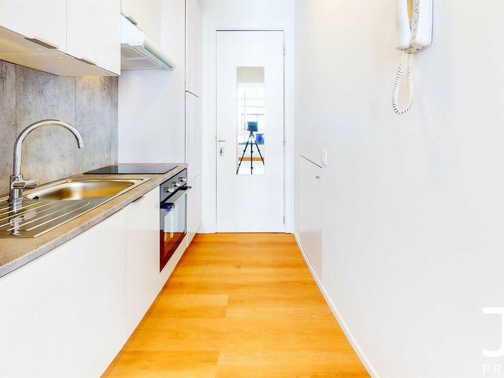 Virtual tour of the same studio (renovated) one floor above: https://my.matterport.com/show/?m=GhsYryFDFud
IDEAL FOR INVESTMENT!
Located in the heart of the Châtelain district, studio of 35m² furnished (sold with furniture). The same studio (with some