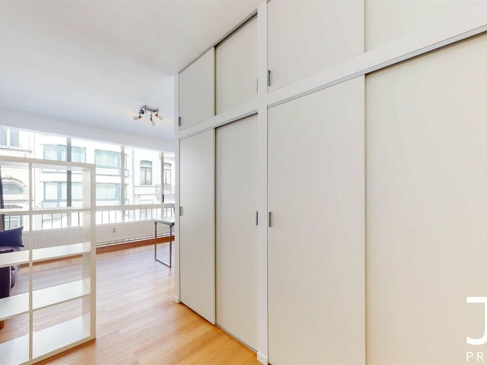Virtual tour of the same studio (renovated) one floor above: https://my.matterport.com/show/?m=GhsYryFDFud
IDEAL FOR INVESTMENT!
Located in the heart of the Châtelain district, studio of 35m² furnished (sold with furniture). The same studio (with some