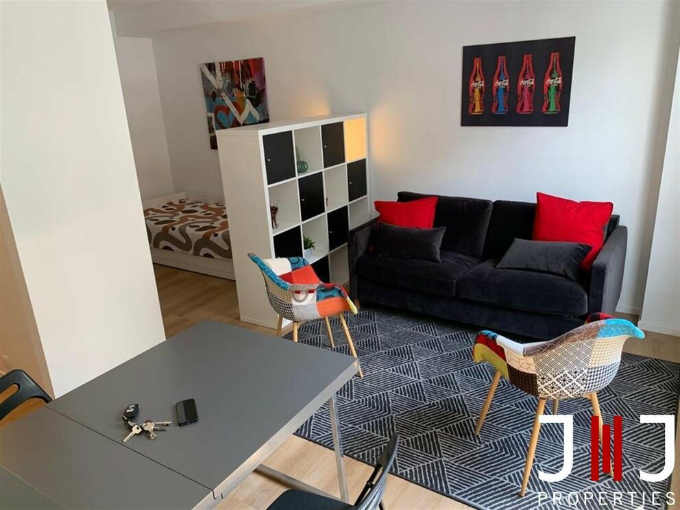 Virtual tour of the same studio (renovated) one floor above: https://my.matterport.com/show/?m=GhsYryFDFud
IDEAL FOR INVESTMENT!
Located in the heart of the Châtelain district, studio of 35m² furnished (sold with furniture). The same studio (with some