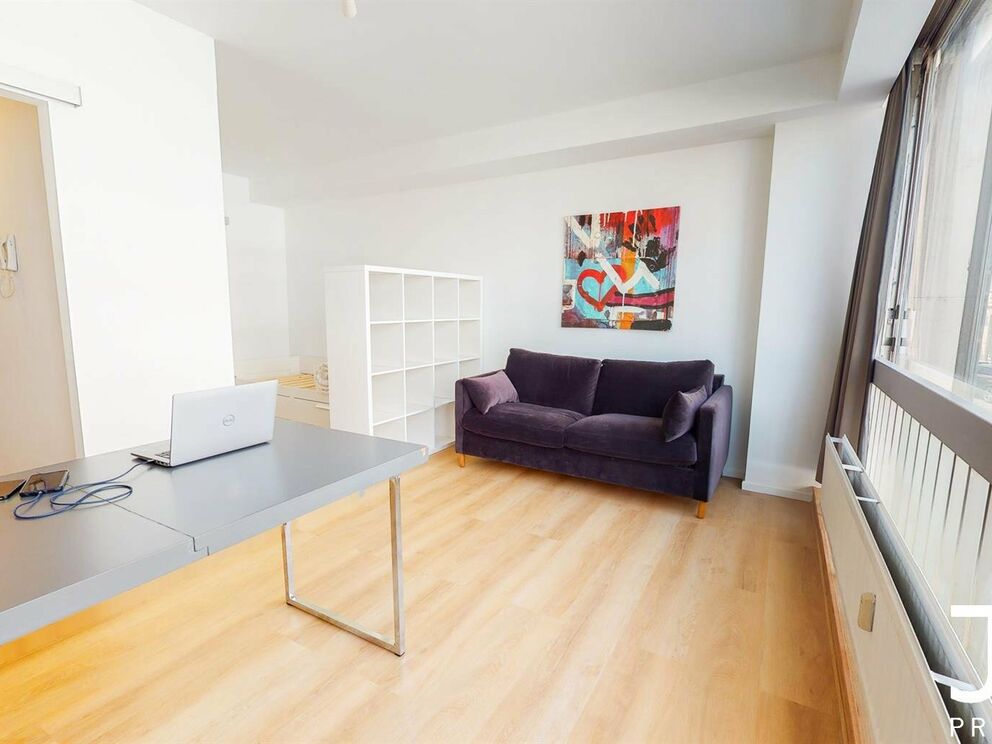 Virtual tour of the same studio (renovated) one floor above: https://my.matterport.com/show/?m=GhsYryFDFud
IDEAL FOR INVESTMENT!
Located in the heart of the Châtelain district, studio of 35m² furnished (sold with furniture). The same studio (with some