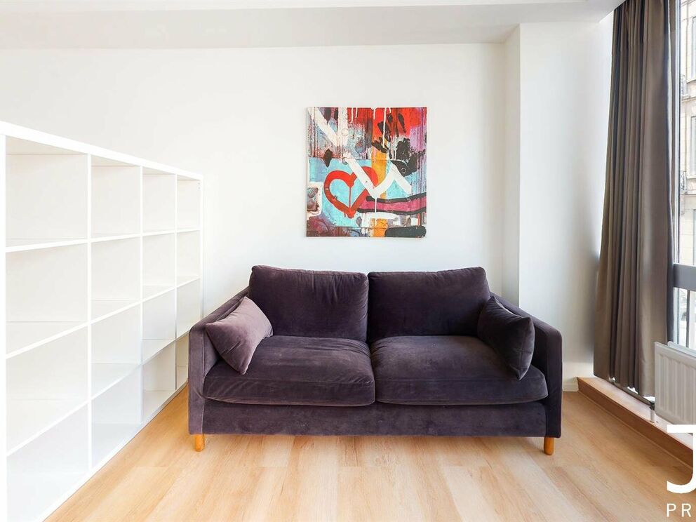Virtual tour of the same studio (renovated) one floor above: https://my.matterport.com/show/?m=GhsYryFDFud
IDEAL FOR INVESTMENT!
Located in the heart of the Châtelain district, studio of 35m² furnished (sold with furniture). The same studio (with some