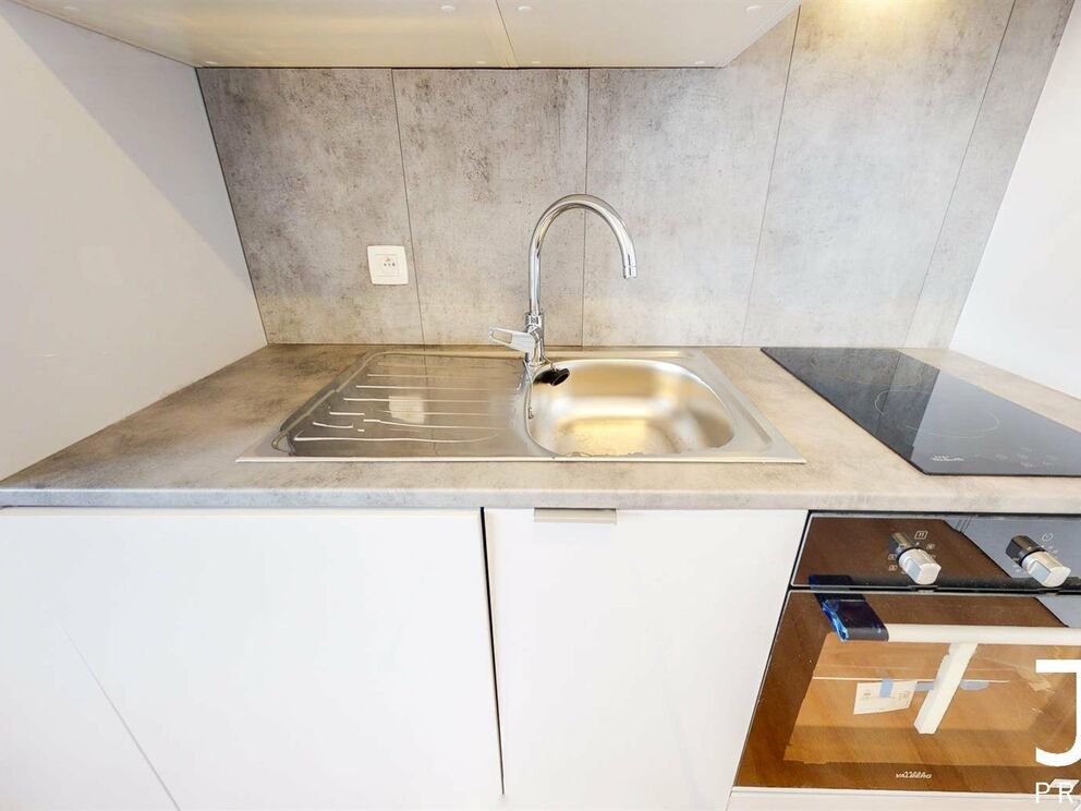 Virtual tour of the same studio (renovated) one floor above: https://my.matterport.com/show/?m=GhsYryFDFud
IDEAL FOR INVESTMENT!
Located in the heart of the Châtelain district, studio of 35m² furnished (sold with furniture). The same studio (with some