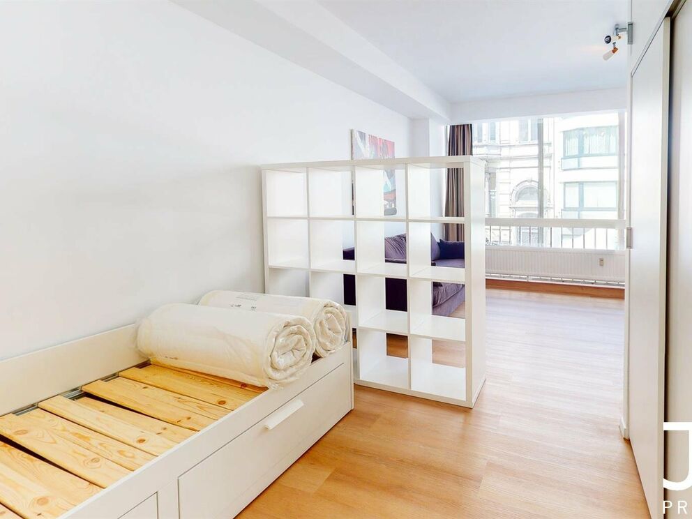 Virtual tour of the same studio (renovated) one floor above: https://my.matterport.com/show/?m=GhsYryFDFud
IDEAL FOR INVESTMENT!
Located in the heart of the Châtelain district, studio of 35m² furnished (sold with furniture). The same studio (with some