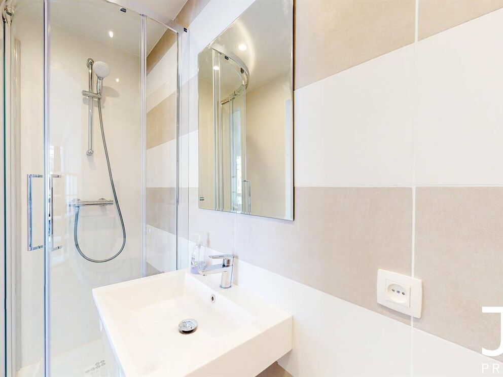 Virtual tour of the same studio (renovated) one floor above: https://my.matterport.com/show/?m=GhsYryFDFud
IDEAL FOR INVESTMENT!
Located in the heart of the Châtelain district, studio of 35m² furnished (sold with furniture). The same studio (with some