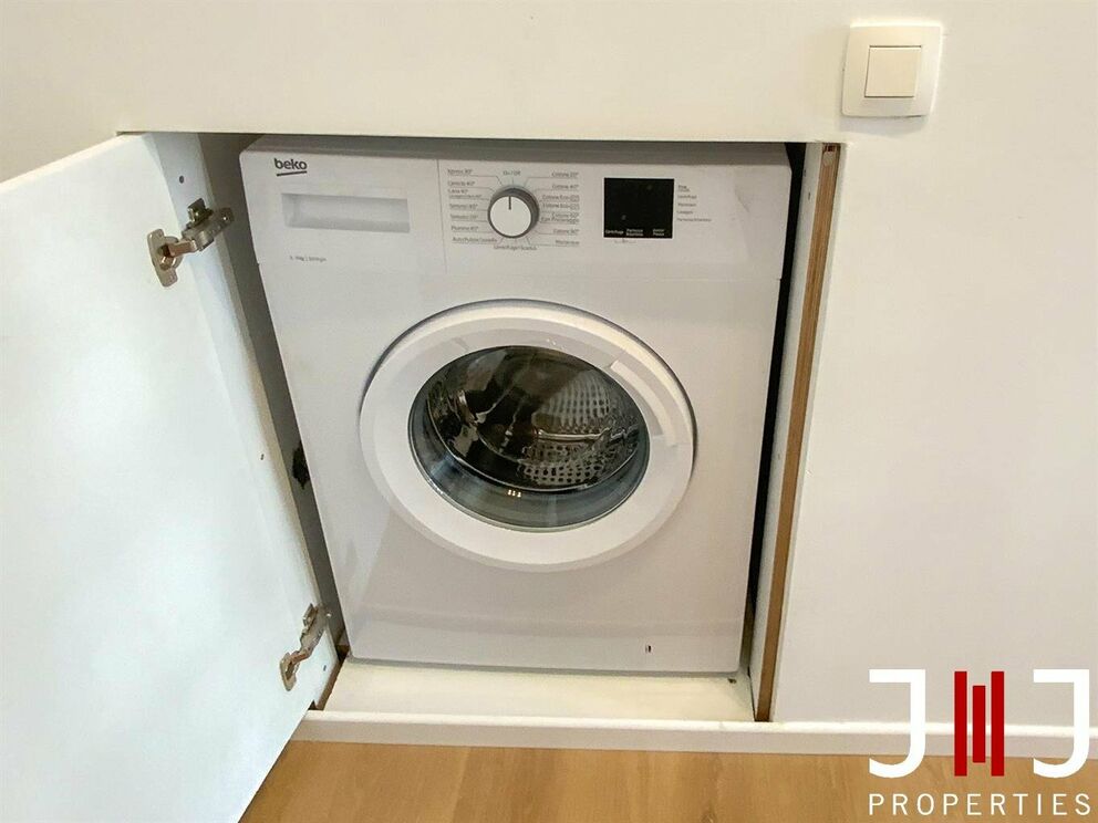 Virtual tour of the same studio (renovated) one floor above: https://my.matterport.com/show/?m=GhsYryFDFud
IDEAL FOR INVESTMENT!
Located in the heart of the Châtelain district, studio of 35m² furnished (sold with furniture). The same studio (with some