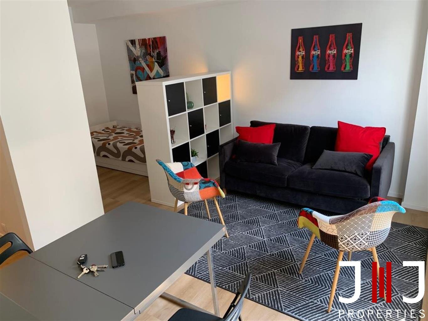 Virtual tour of the same studio (renovated) one floor above: https://my.matterport.com/show/?m=GhsYryFDFud

IDEAL FOR INVESTMENT!
Located in the heart of the Ch&acirc;telain district, studio of 35m&sup2; furnished (sold with furniture). The same studio (with some 